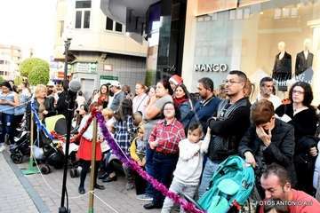 Papá Noel recibe el cariño de cientos de niños de Telde (Foto Antonio Alí y TA)